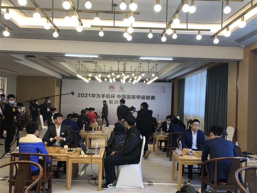 第40分钟，多特前场任意球机会，菲尔克鲁格头球攻门顶偏了，这球他也越位在先。